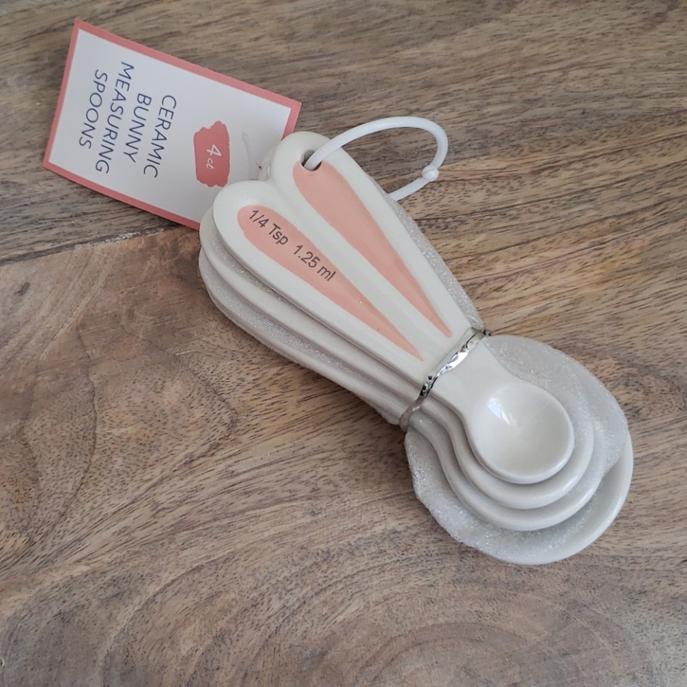 NWT Ceramic Bunny Measuring Spoons